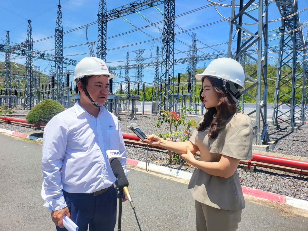 Ông Trần Quảng Ngãi - Phó Truyền tải điện Khánh Hoà (PTC3) trả lời phỏng vấn phóng viên VOV1.