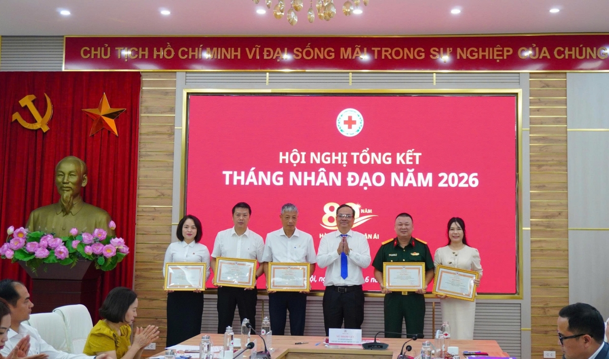 TLãnh đạo Trung ương Hội Chữ thập đỏ Việt Nam trao tặng Bằng khen cho đại diện các Ngân hàng có đóng góp tích cực trong "Tháng Nhân đạo" năm 2026