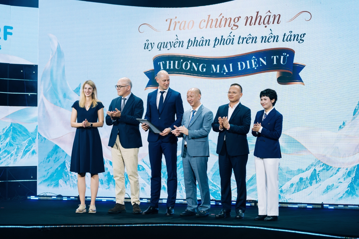 Trao chứng nhận ủy quyền phân phối trên nền tảng thương mại điện tử sản phẩm sữa Bimbosan.