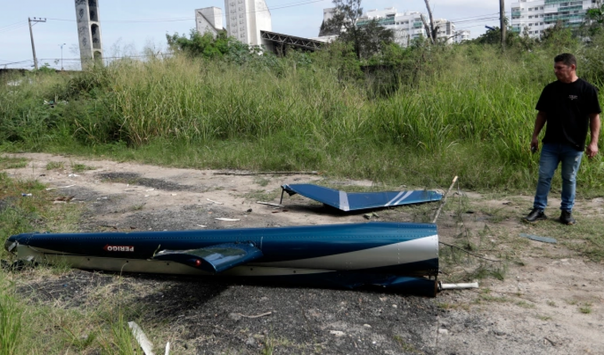 Mảnh vỡ máy bay gần hiện trường vụ hai trực thăng va chạm và rơi tại Brazil hôm 14/6. Ảnh: AP