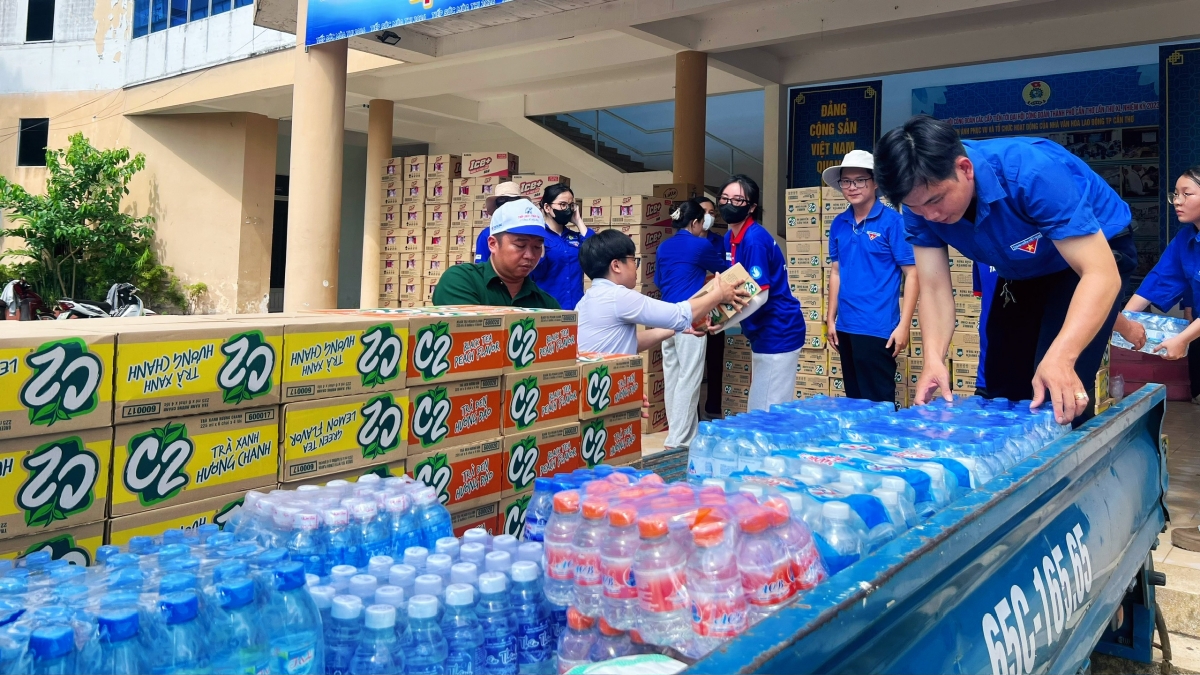 Ban Tổ chức cấp phát 50.000 chai nước uống cùng nhiều vật phẩm như: nón, áo thun... hỗ trợ 80 điểm thi trên địa bàn thành phố.
