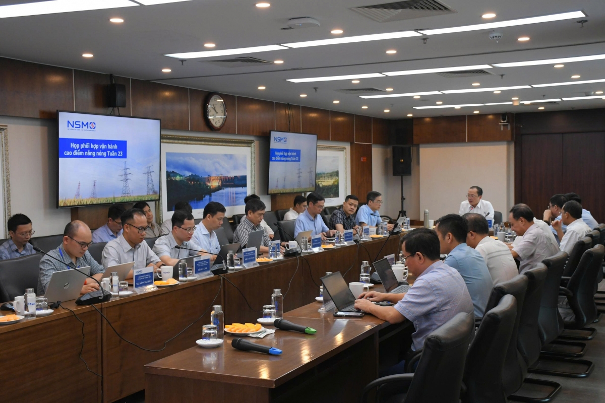 Ông Nguyễn Đức Ninh - Tổng Giám đốc Công ty TNHH MTV Vận hành hệ thống điện và Thị trường điện Quốc gia (NSMO) chủ trì cuộc họp ngày 03/6/2026