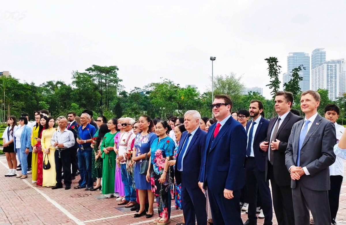  Lễ kỷ niệm tại tượng đài Puskin