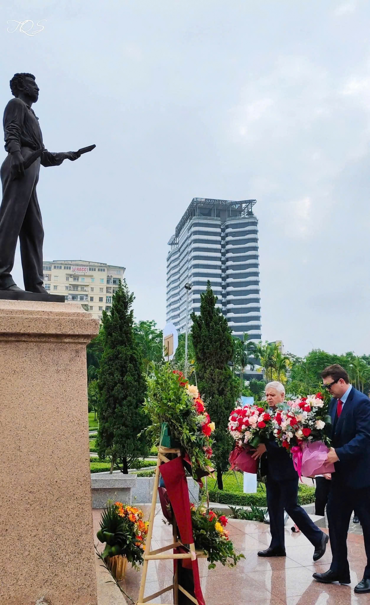  Lễ dâng hoa tại tượng đài Puskin