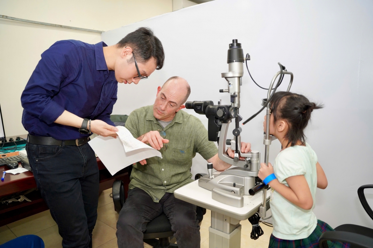 TS Timothy Robert Fricke, Giám đốc Nghiên cứu và Giáo dục, Viện Nghiên cứu Thị giác Quốc gia, Trường Cao đẳng Khúc xạ Nhãn khoa Úc, Giáo sư danh dự Đại học Y Hà Nội tham gia chương trình