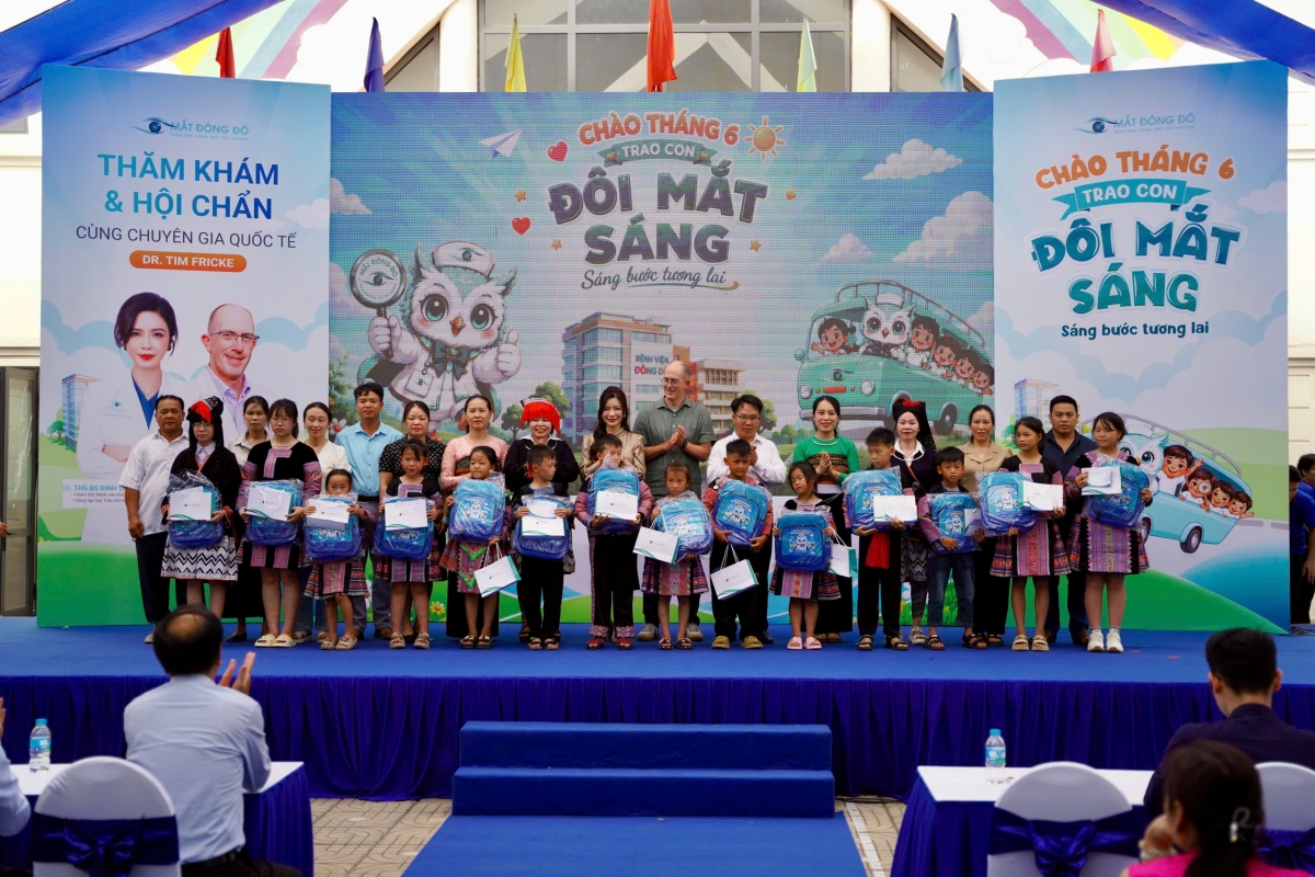 Chương trình tặng quà cho các em nhỏ đến từ Pà Cò (Phú Thọ)
