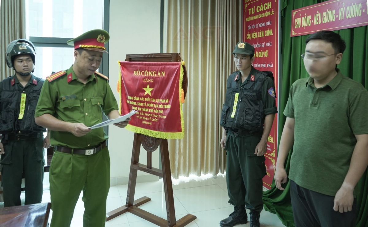 Bị can Hồ Chí Thành (bìa phải)- Ảnh Công an thành phố Cần Thơ