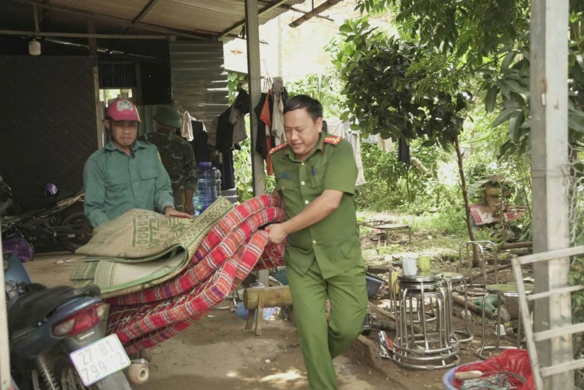 Chính quyền và lực lượng công an xã Nậm Nèn di dời tài sản của người dân bản Nậm Cút đến nơi an toàn.