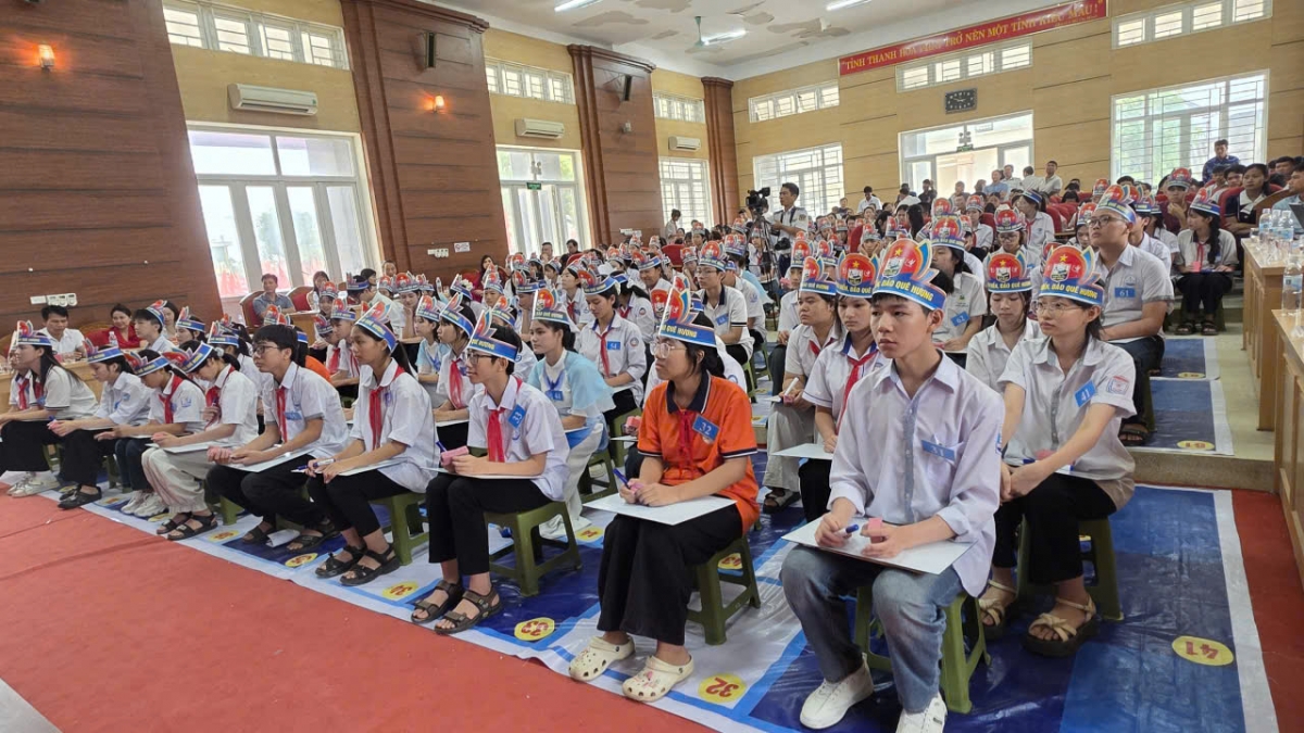 100 học sinh xuất sắc tham gia tranh tài tại vòng chung kết Cuộc thi “Em yêu biển, đảo quê hương” cấp tỉnh tại Thanh Hóa.