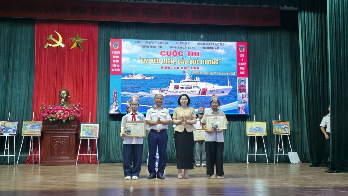 Ban Tổ chức trao thưởng cho các thí sinh đạt thành tích cao tại Cuộc thi “Em yêu biển, đảo quê hương” cấp tỉnh Thanh Hóa năm 2026.