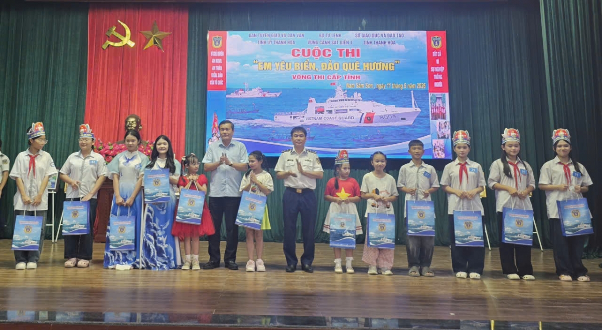 Ban Tổ chức trao quà cho các em học sinh vượt khó vươn lên trong học tập.
