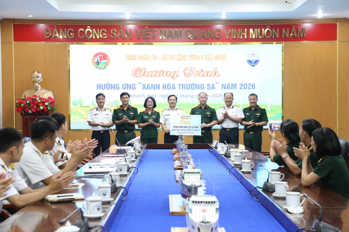 Binh đoàn 15 trao 50 tấn phân bón góp sức “Xanh hóa Trường Sa”