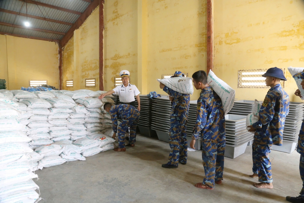 Vùng 4 Hải quân tiếp nhận 50 tấn phân bón