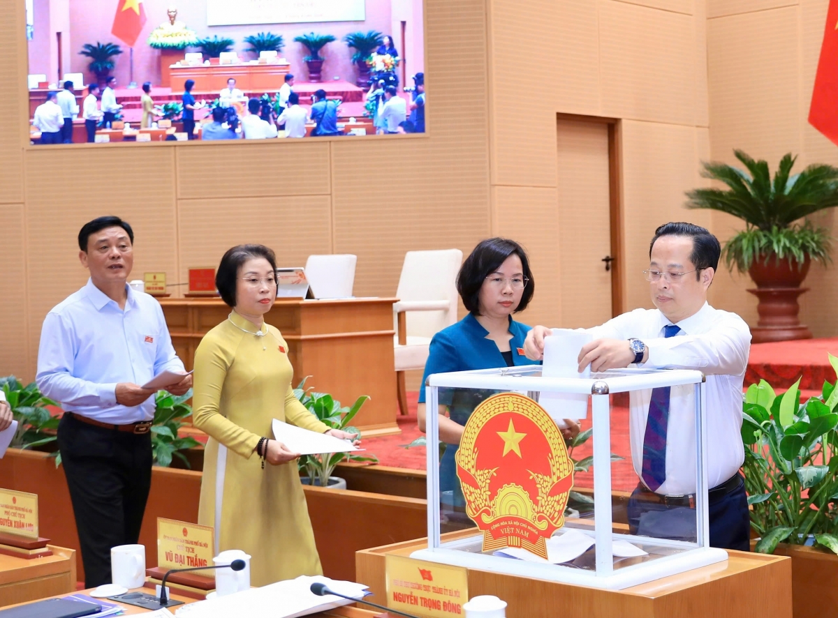 Các đại biểu bỏ phiếu thông qua các nghị quyết