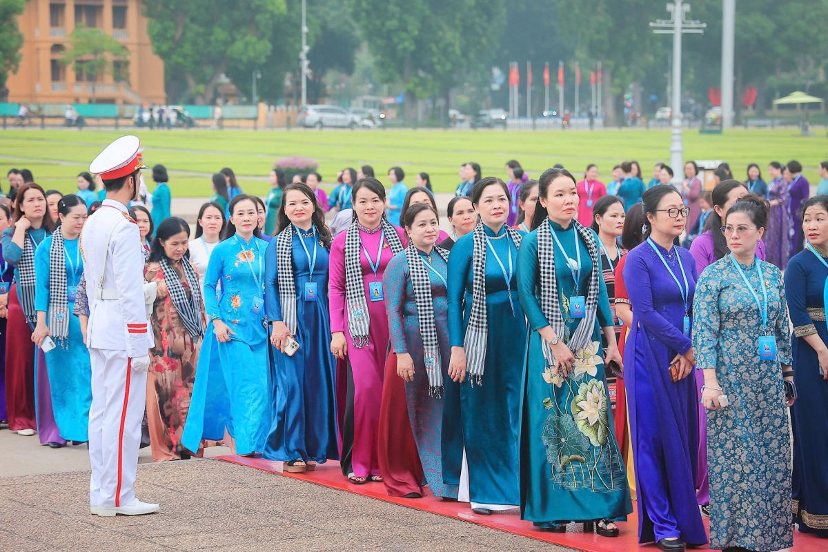 (Gần 800 đại biểu tham dự Đại hội Đại biểu Phụ nữ Toàn quốc lần thứ XIV nhiệm kỳ 2026-2031 đã vào Lăng viếng Chủ tịch Hồ Chí Minh trước khi bước vào phiên làm việc đầu tiên của Đại hội).
 