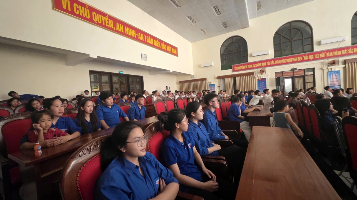 Đoàn viên thanh niên xã Đan Hải và xã Tiên Điền (Hà Tĩnh) tham dự chương trình.