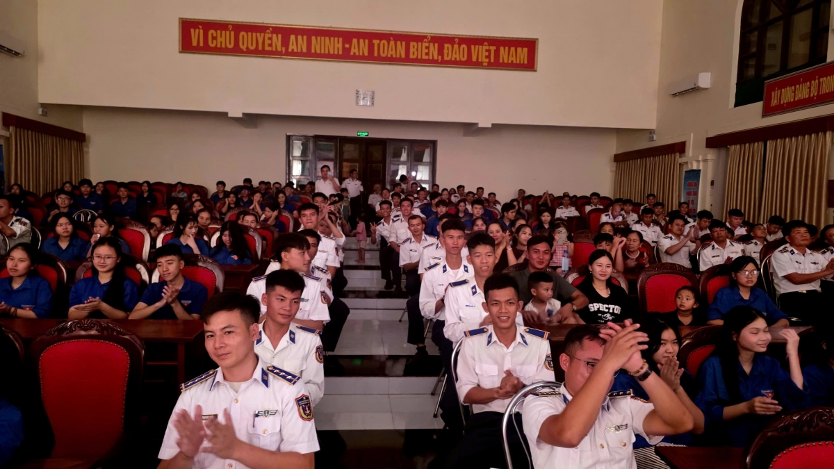 Cán bộ, chiến sĩ hào hứng cổ vũ các tiết mục biểu diễn của Nhà hát Kịch nói Quân đội.