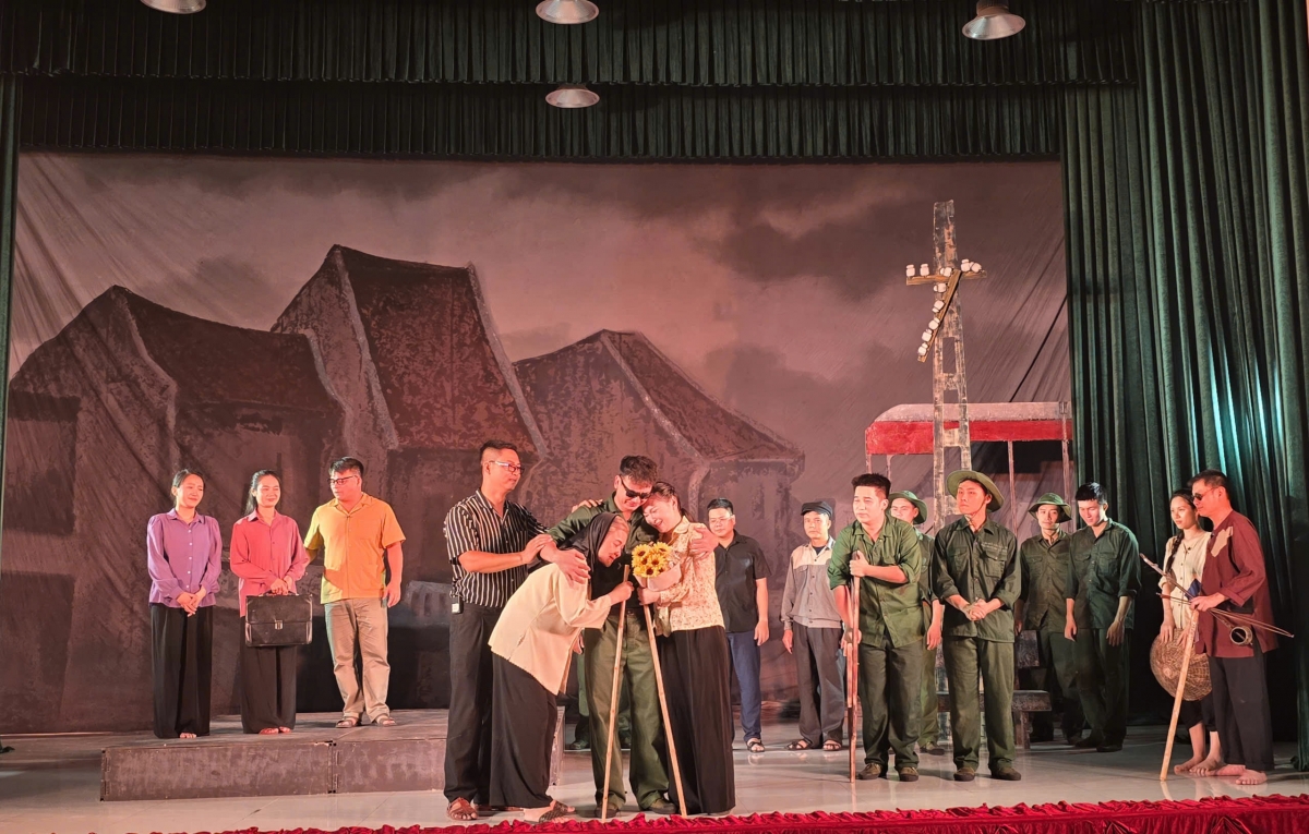 Một cảnh trong vở kịch “Cô giáo Hà Nội” do Nhà hát Kịch nói Quân đội biểu diễn.