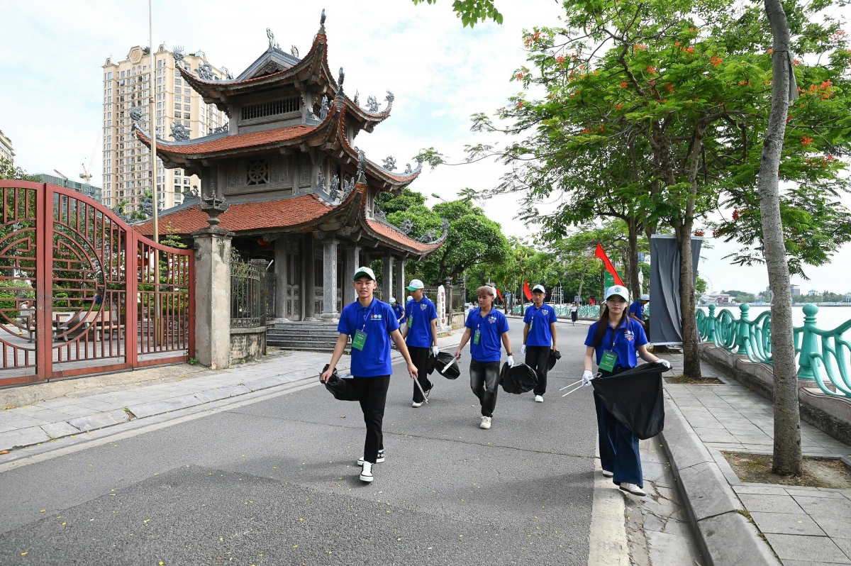 Các bạn tình nguyện viên tham gia dọn rác tại Hồ Tây