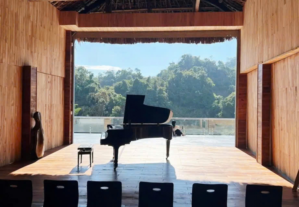 Không gian ấm cúng của Nhà hát Thính phòng Chiềng Đi với tầm view tuyệt đẹp, bao trọn cảnh sắc thiên nhiên.