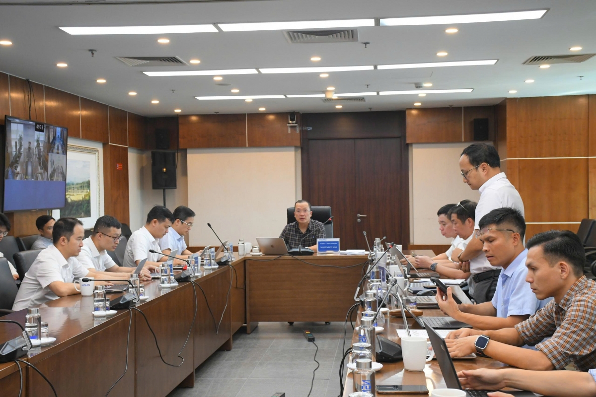 Ông Nguyễn Đức Ninh, Tổng Giám đốc NSMO - Trưởng Ban Chỉ đạo đã chủ trì cuộc họp Ban chỉ đạo đảm bảo cung ứng điện năm 2026 phiên 8 của Công ty. Tham dự cuộc họp có Ông Vũ Anh Phương - Phó Tổng Giám đốc Tổng công ty Điện lực miền Bắc (EVNNPC), đại diện Ban Kỹ thuật EVNNPC, Ông Nguyễn Anh Tuấn - Ban Điều hành NSMO, các thành viên Ban Chỉ đạo, đại diện các phòng chuyên môn và các Chi nhánh NSMO.