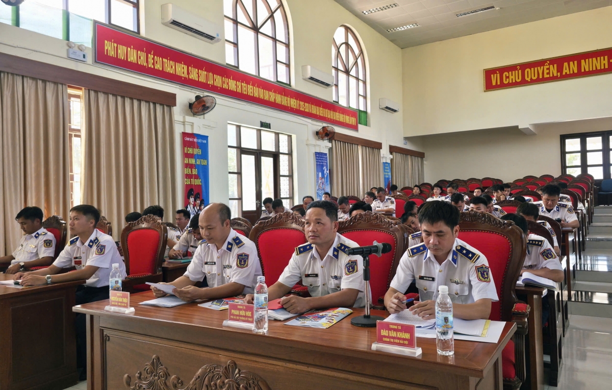Các đại biểu tham dự buổi sinh hoạt chính trị