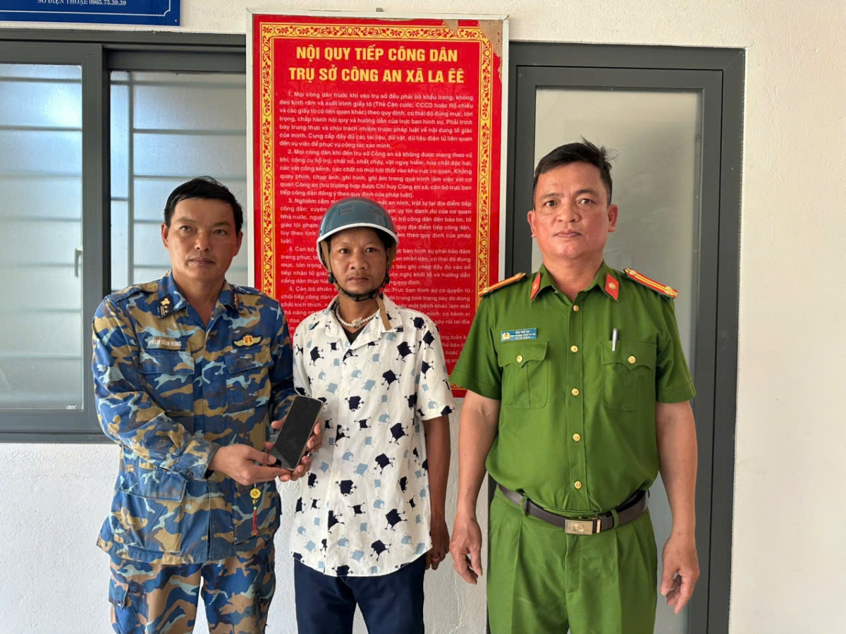 Trung tá QNCN Phạm Đình Hùng (ngoài cùng bên trái) trao trả tài sản cho người đánh rơi
