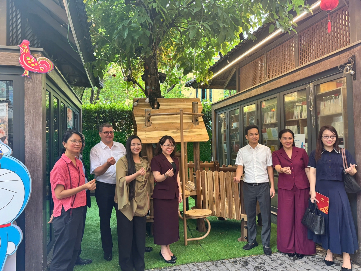   Công trình do dự án xã hội Picenza Art Soul (thuộc Tập đoàn Picenza Việt Nam) phối hợp với doanh nghiệp xã hội Think Playgrounds và Ban Quản lý Phố Sách Hà Nội thực hiện
