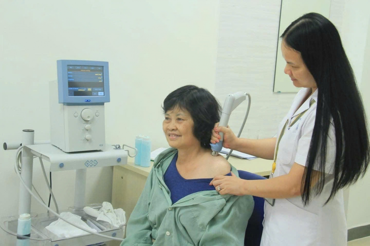 Ths.BS Nội trú Ngô Thị Hiền điều trị đau cổ vai bằng liệu pháp sóng xung kích cho người bệnh tại khoa Phục hội chức năng, Bệnh viện Hữu nghị