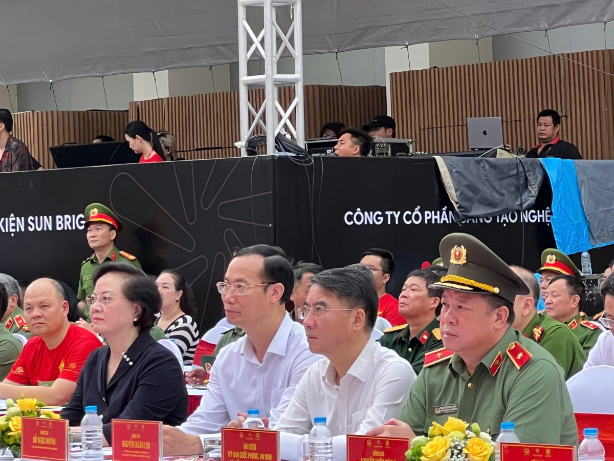 Phó Thủ tướng Phạm Thị Thanh Trà, Chủ tịch Ủy ban Quốc gia phòng, chống AIDS, ma túy, mại dâm cùng lãnh đạo các Bộ, ngành Trung ương và thành phố Hà Nội tham dự buổi lễ