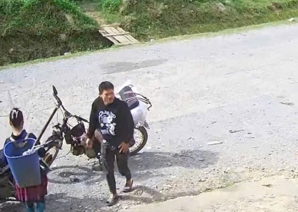 Đối tượng Hà Văn Tý di chuyển trên đường