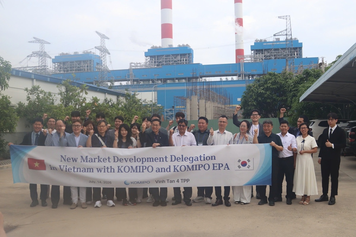 Đoàn doanh nghiệp Hàn Quốc chụp hình lưu niệm tại Nhà máy Nhiệt điện Vĩnh Tân 4. Ảnh: VT4