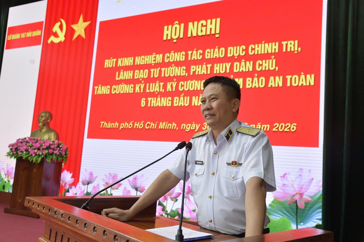 Chuẩn Đô đốc Trần Mạnh Chiến, Chính ủy Vùng 2 Hải quân phát biểu tại hội nghị 