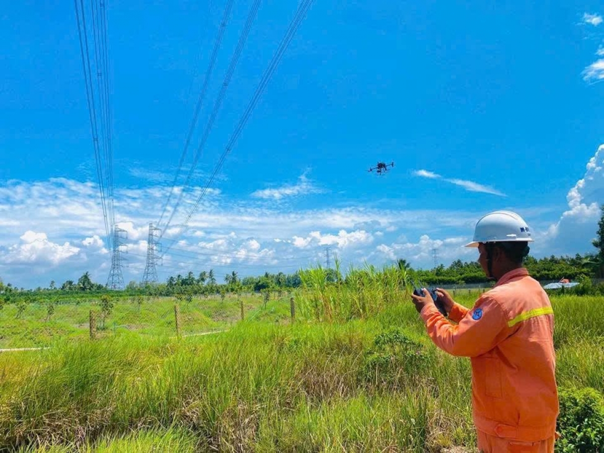 Sử dụng thiết bị bay không người lái (UAV) kết hợp camera hồng ngoại soi phát nhiệt để kiểm tra đường dây giúp giảm đáng kể thời gian và rủi ro cho nhân viên vận hành ở địa hình đồi núi hiểm trở.