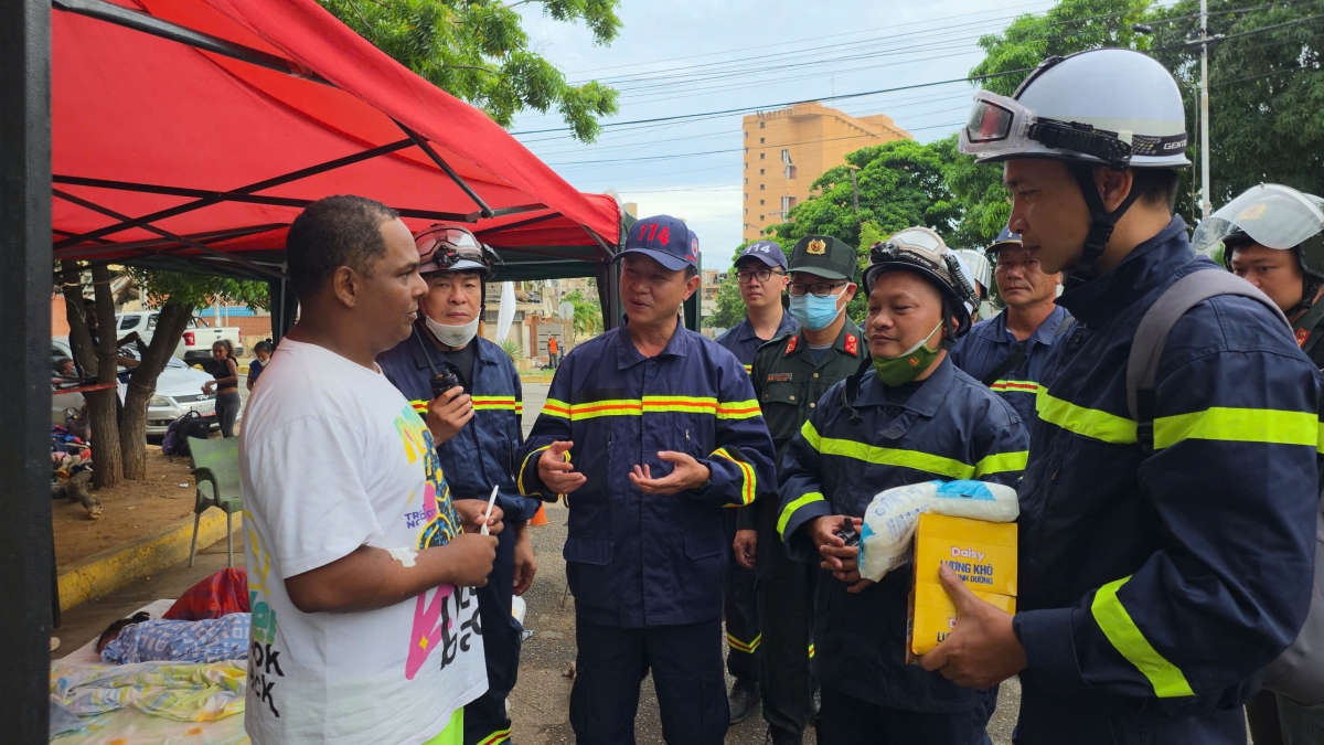 Đoàn chia sẻ nhu yếu phẩm với người dân Venezuela