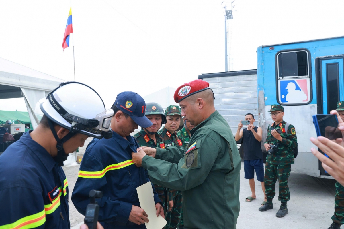 Trung tá Raúl Serrano Chacón,  Bộ Tư lệnh Vệ binh Tổng thống trao huy chương cho các thành viên trong đoàn