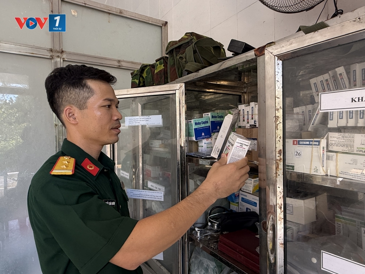 Trung tá, Bác sĩ Nguyễn Xuân Quýnh, Bệnh xá đảo Song Tử Tây cấp thuốc cho bệnh nhân