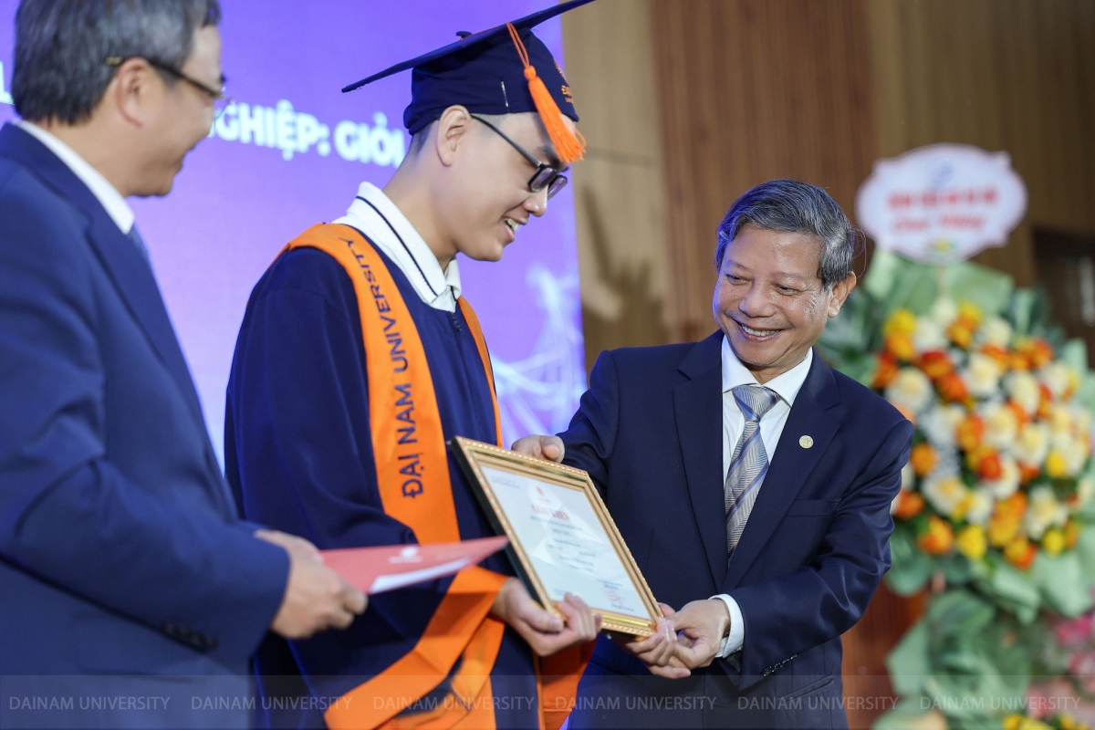 Lãnh đap Nhà trường trao bằng tốt nghiệp cho các bác sỹ