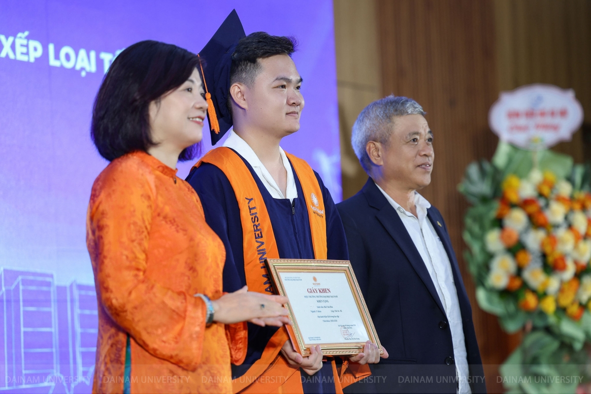 PGS Đào Thị Thu Giang trao giấy khen cho sinh viên xuất sắc tại buổi lễ