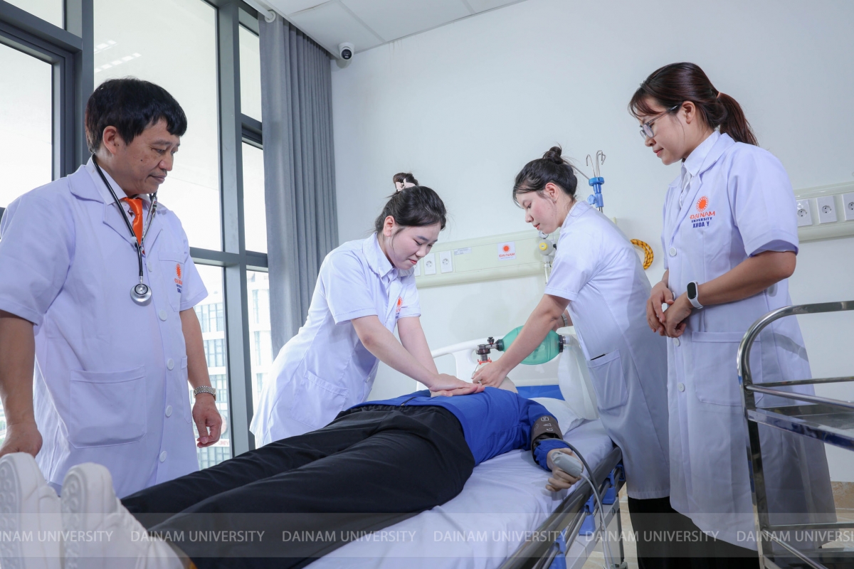 Các sinh viên y khoa nhà trường thường xuyên được đào tạo thực hành lâm sàng tại các cơ sở y tế