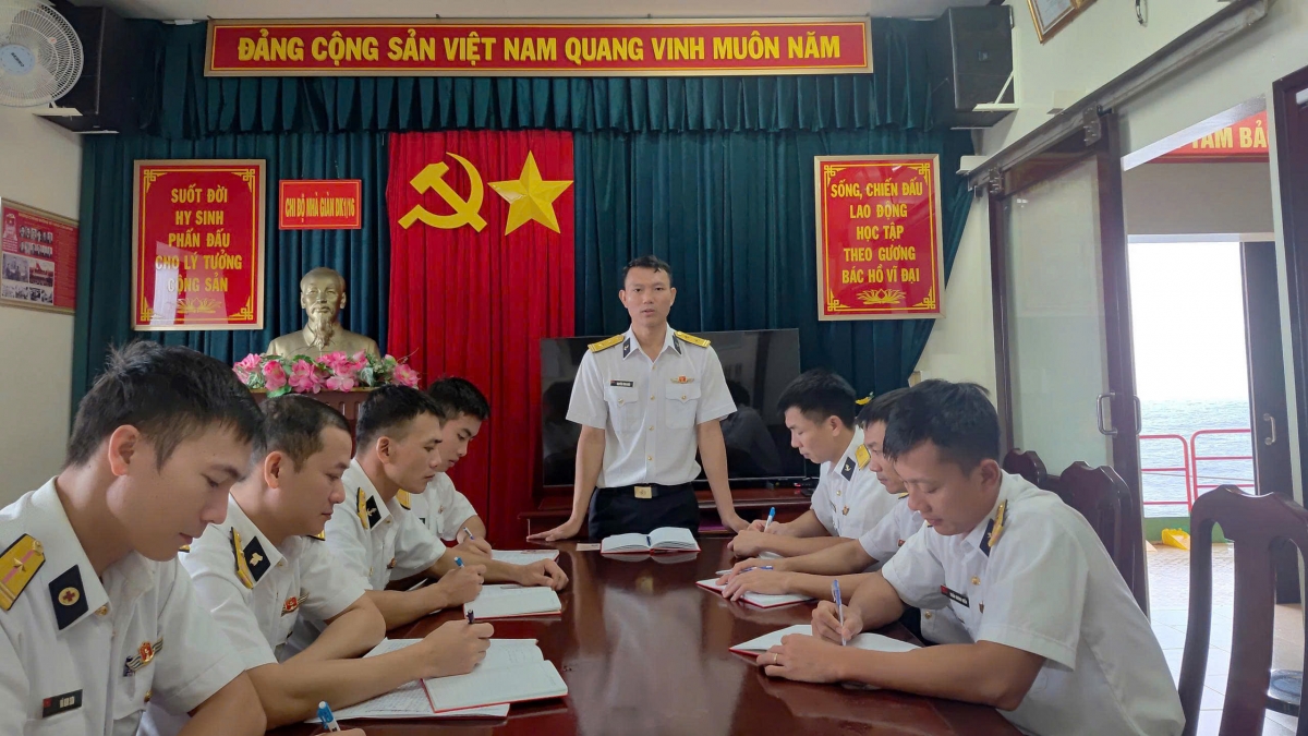 Một buổi sinh hoạt Chi bộ trên nhà giàn DK1