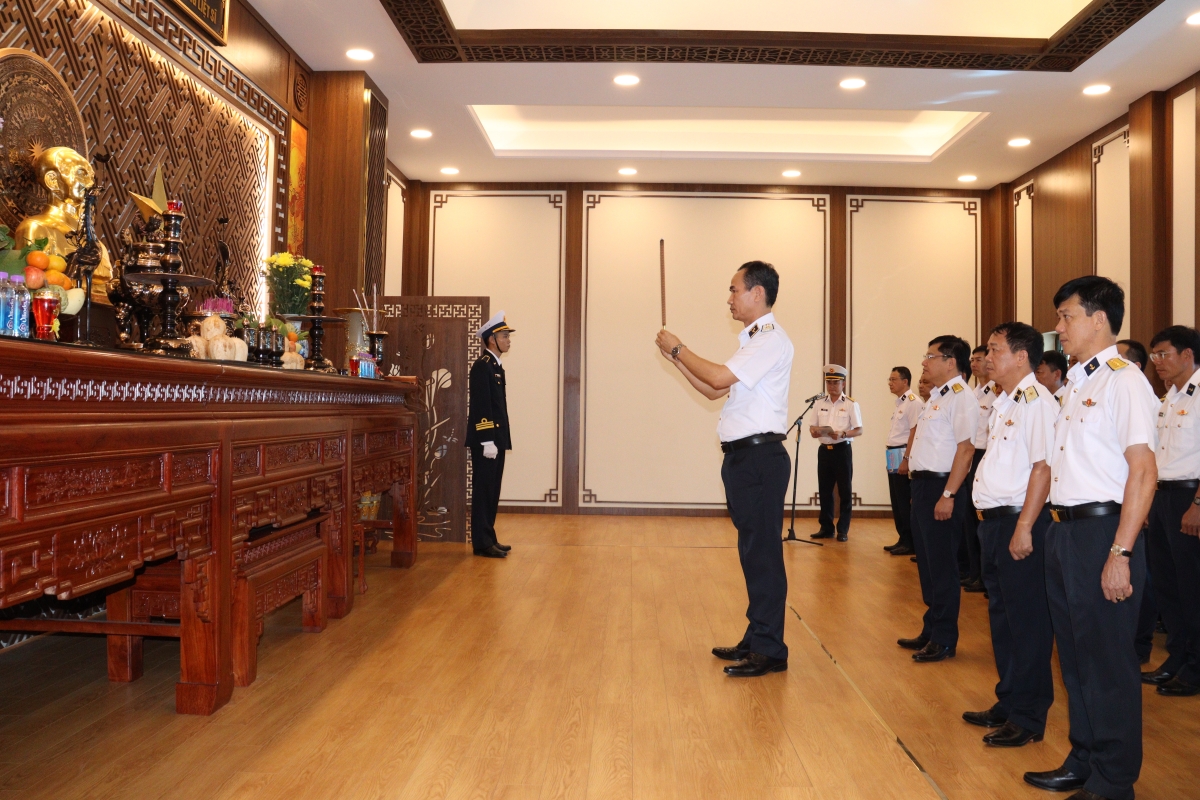 Chuẩn Đô đốc Nguyễn Hữu Thoan, Chính uỷ Học viện chủ trì Lễ dâng hương tại Phòng thờ Chủ tịch Hồ Chí Minh và Đại tướng Võ Nguyên Giáp và các Anh hùng liệt sĩ 