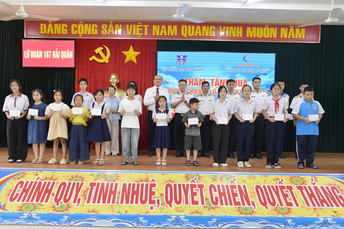 Trao quà cho con quân nhân có hoàn cảnh khó khăn