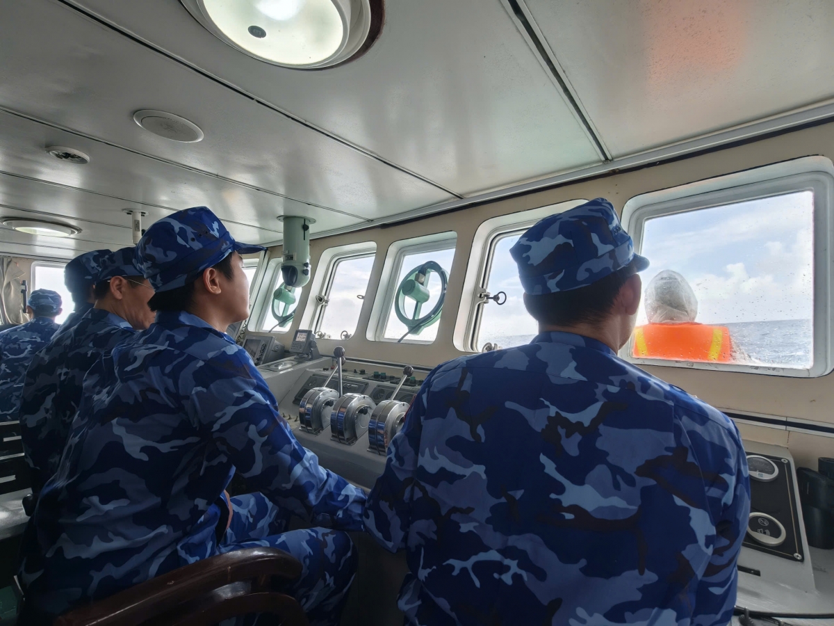 Cán bộ, chiến sĩ tàu  322 đang khắc phục sóng gió to để tìm kiếm các thuyền viên mất tích