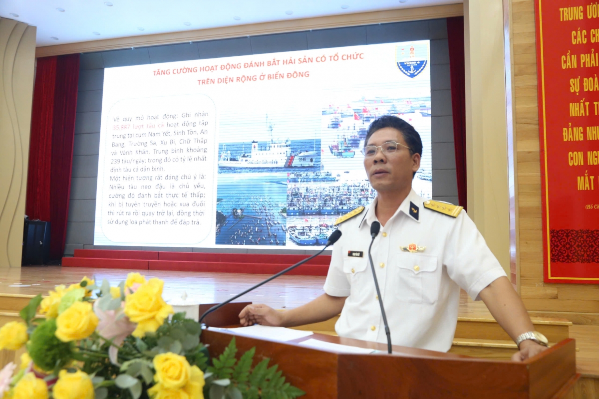 Đại tá Phạm Văn Kết, Phó Chủ nhiệm Chính trị Vùng 4 Hải quân báo cáo chuyên đề.