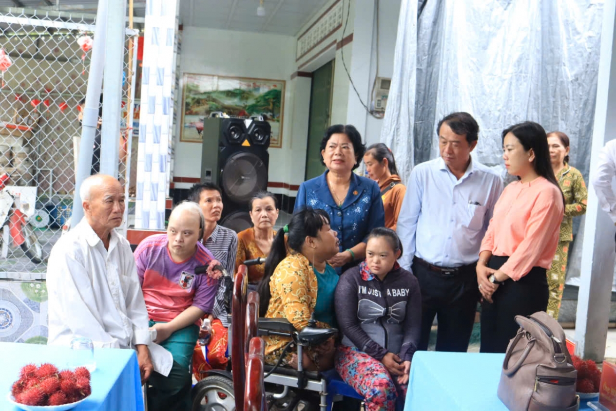 Lãnh đạo thành phố Cần Thơ ân cần hỏi thăm tình hình sức khỏe con đẻ của người hoạt động kháng chiến nhiễm chất độc hóa học được trao tặng nhà.