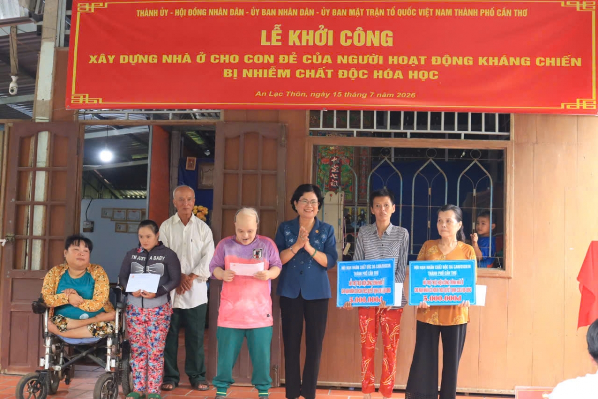 Lãnh đạo Hội Nạn nhân chất độc da cam/dioxin thành phố trao bảng hỗ trợ tiền đến con đẻ của người hoạt động kháng chiến nhiễm chất độc hóa học.