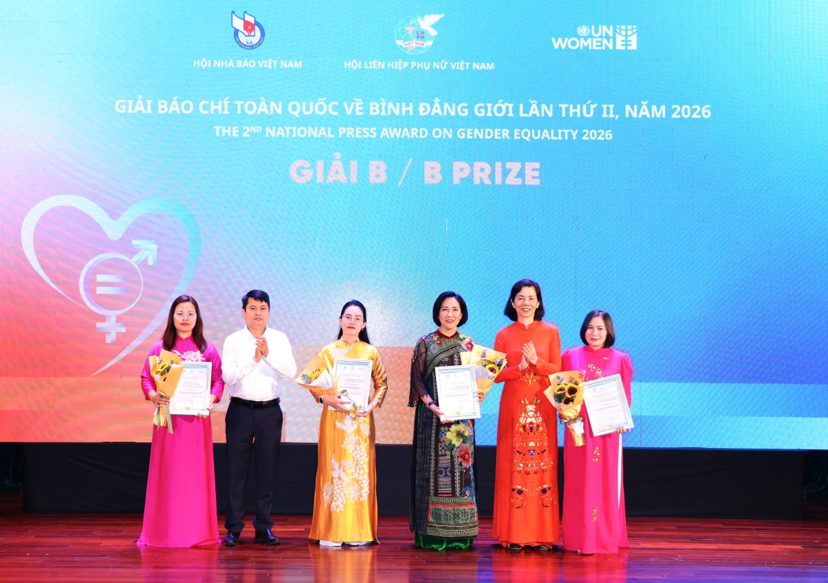 Đại diện các nhóm tác giả đạt giải B nhận giải thưởng