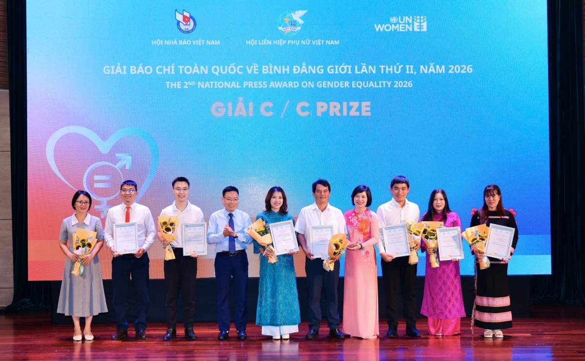 Đại diện các nhóm tác giải đạt giải C nhận giải thưởng