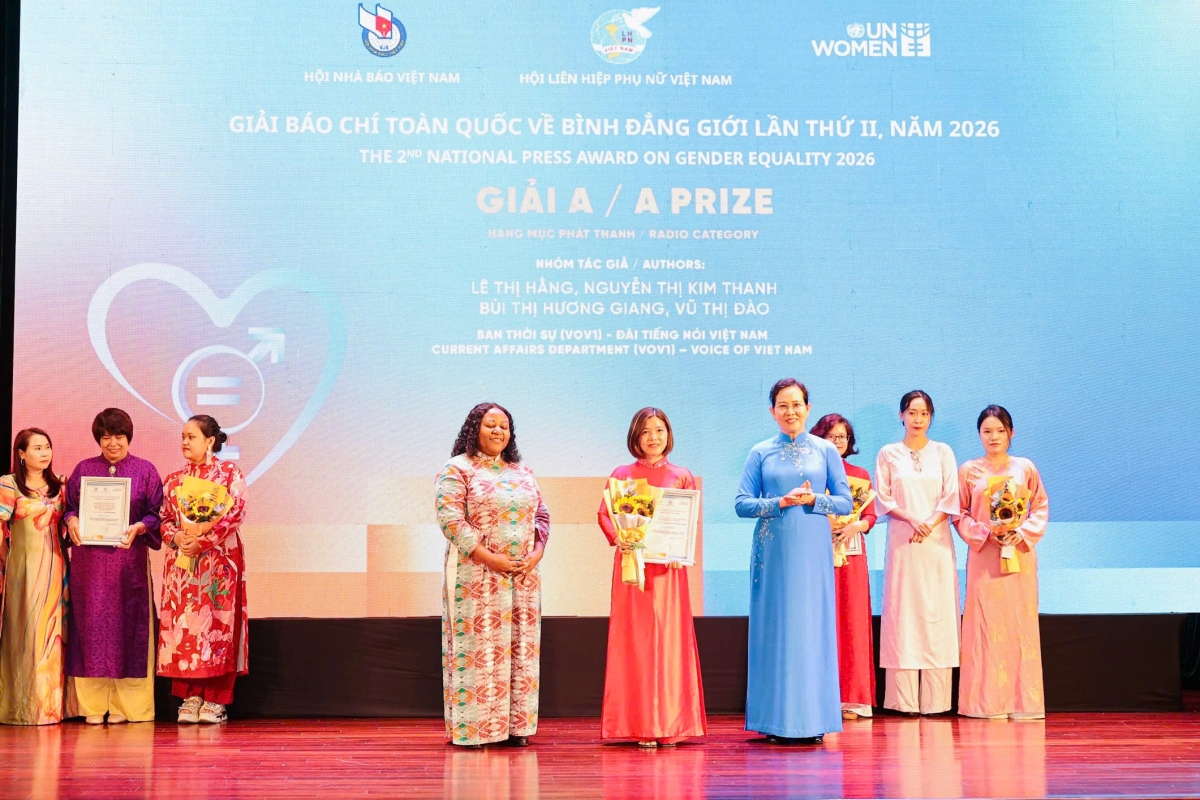 Đại diện nhóm tác giả loạt bài “Nỗi đau không nhìn thấy” nhận giải A giải Báo chí toàn quốc về Bình đẳng giới lần thứ II năm 2026